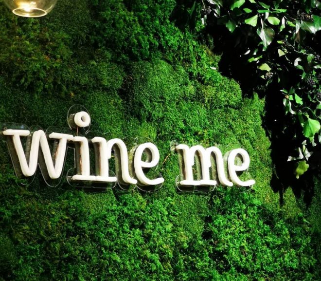 Wine me – zielona ściana z bluszczem