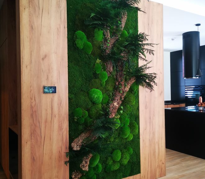 Zielony panel roślinny w domu prywatnym.
